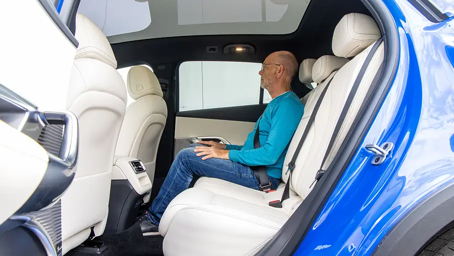 Mercedes GLC EQ Ein Mann sitzt im Fond des Mercedes GLC EQ.