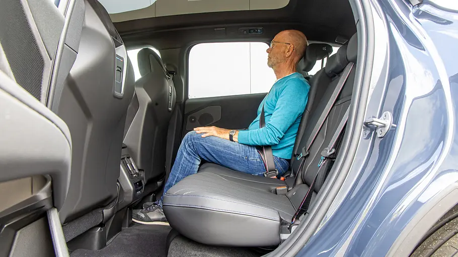 BMW iX3 Ein Mann sitzt im Fond des BMW iX3.
