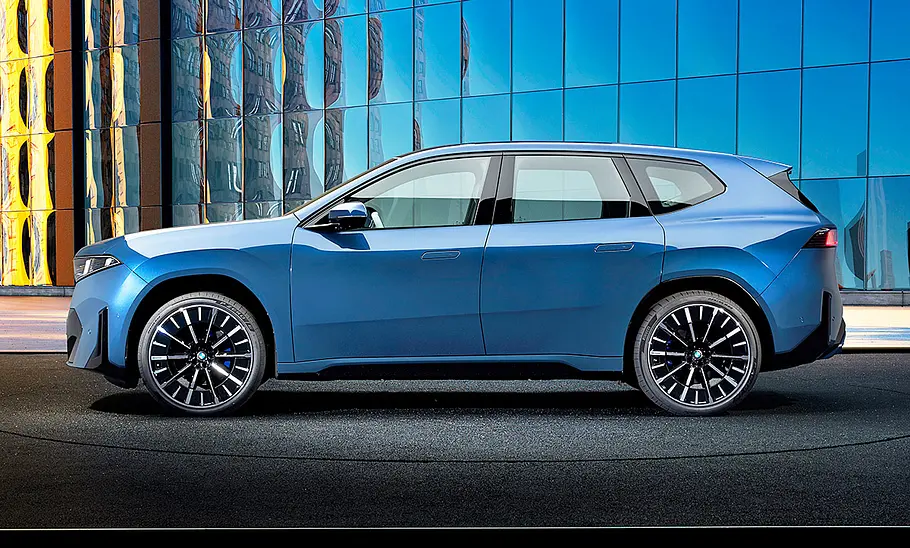 Der BMW iX3 (2026) stehend von der Seite fotografiert.
