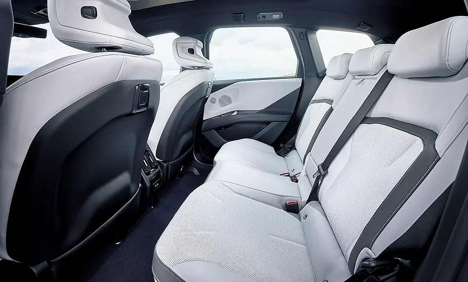 Die Rücksitzbank im BMW iX3 (2026).