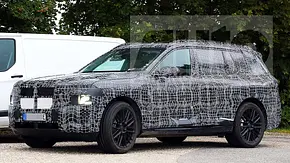 Blick von schräg vorne auf den BMW iX7 (2027). - Foto: SH Proshots Blick von schräg vorne auf den BMW iX7 (2027). - Foto: SH Proshots