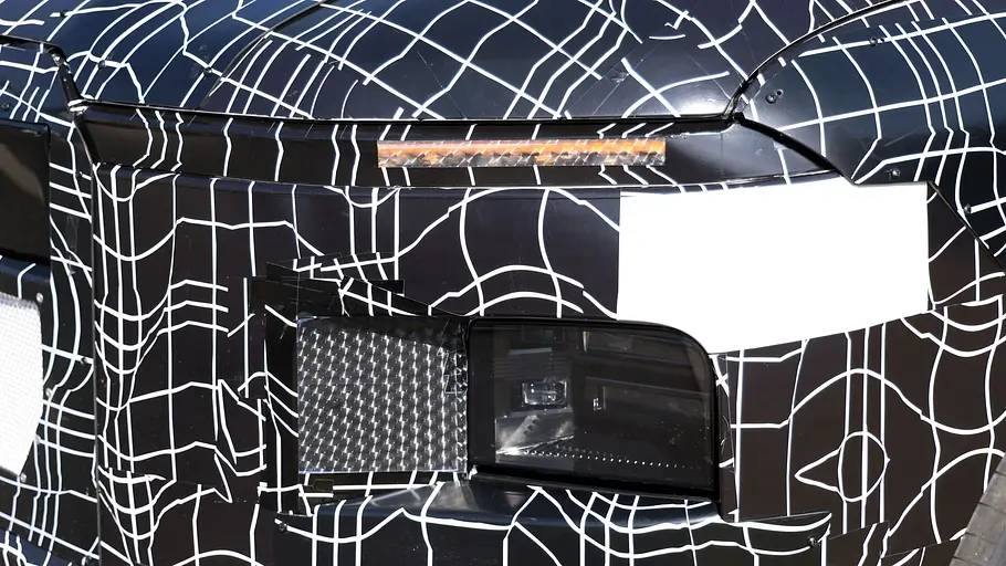 Der Blinker des BMW iX7-Erlkönigs in der Detailaufnahme.