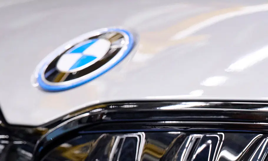 Das BMW-Logo an einem Fahrzeug in der Detailaufnahme.