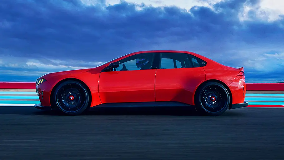 Blick von der Seite auf den fahrenden BMW M Concept Neue Klasse.