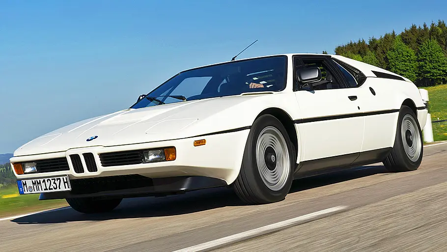 Der BMW M1 fahrend von vorne.