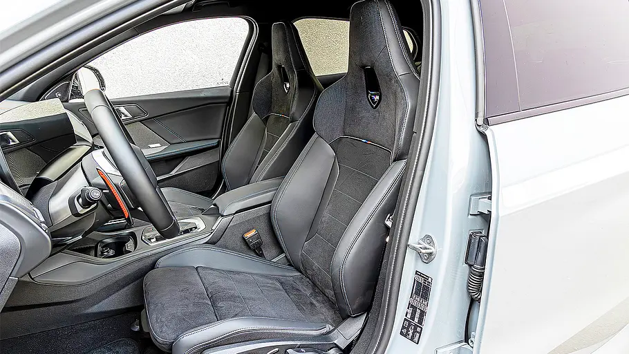 Blick auf die Vordersitze im Innenraum des BMW M135 xDrive. 