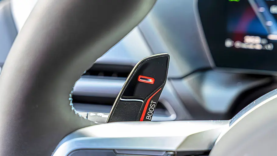 Detailansicht auf die Schaltwippen im Innenraum des BMW M135 xDrive.