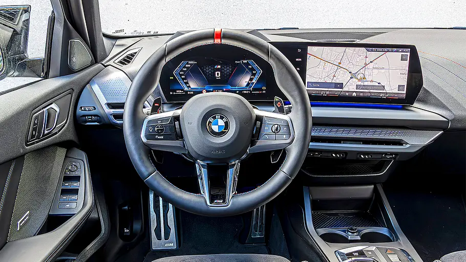 Blick auf die Armaturen im Innenraum des BMW M135 xDrive. 