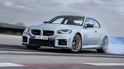 Der BMW M2 CS (2025) fahrend auf einer Rennstrecke von schräg vorne. - Foto: BMW