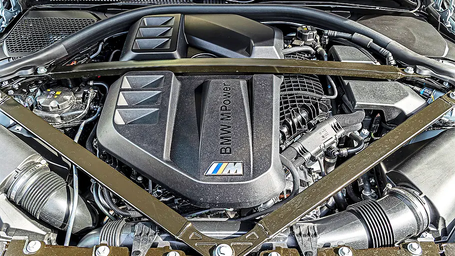 BMW M2 CS Blick in den Motorraum des BMW M2 CS.