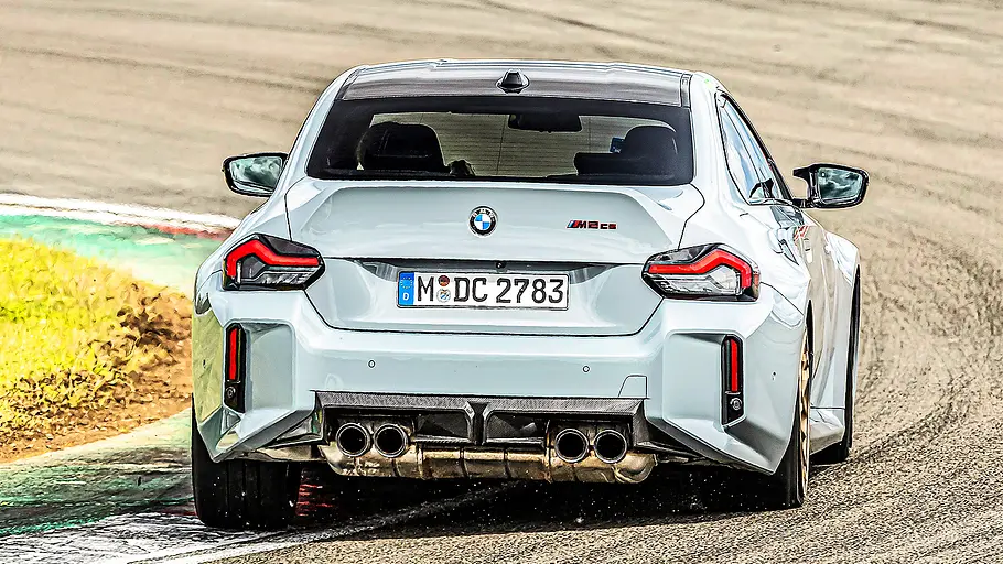 BMW M2 CS Blick von hinten auf den fahrenden BMW M2 CS.