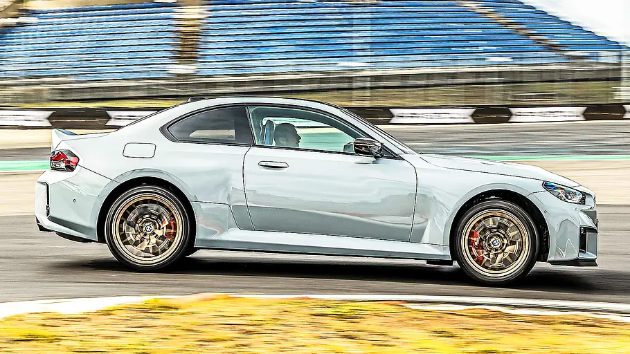 BMW M2 CS Blick von der Seite auf den fahrenden BMW M2 CS.