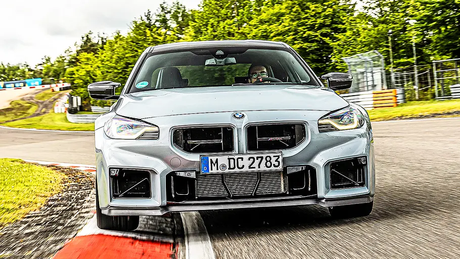 BMW M2 CS Blick von vorne auf den fahrenden BMW M2 CS.