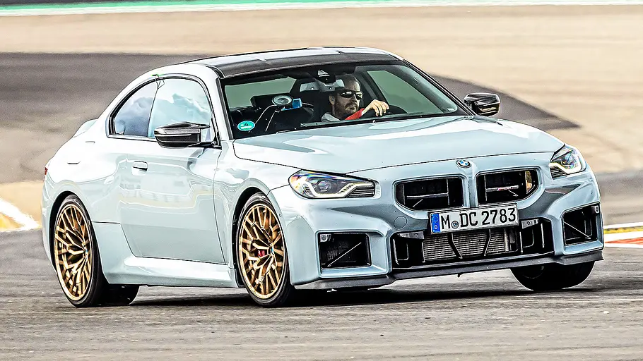 BMW M2 CS Blick von schräg vorne auf den fahrenden BMW M2 CS.
