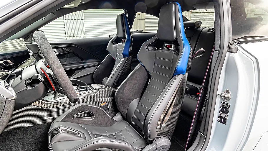 BMW M2 CS Blick auf die Vordersitze im Innenraum des BMW M2 CS.