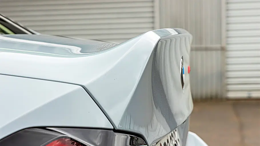 BMW M2 CS Detailansicht auf den Entenbürzel-Heckspoiler des BMW M2 CS.