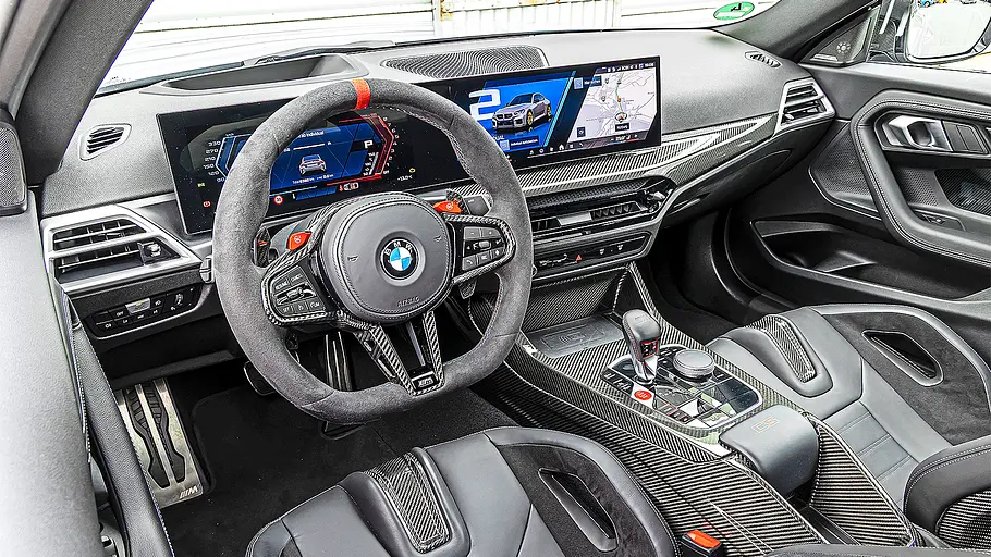 BMW M2 CS Blick auf die Armaturen im Innenraum des BMW M2 CS.