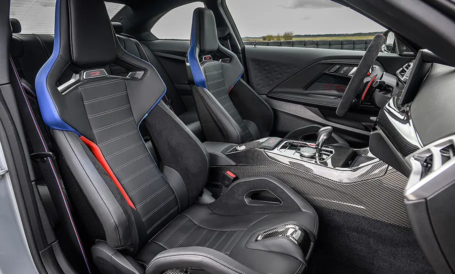 BMW M2 CS (2025) Fahrer und Beifahrersitz des BMW M2 CS (2025).