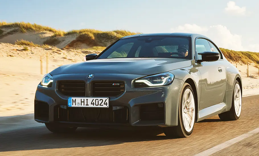 Das BMW M2 Facelift (2024) fahrend von schräg vorne fotografiert.