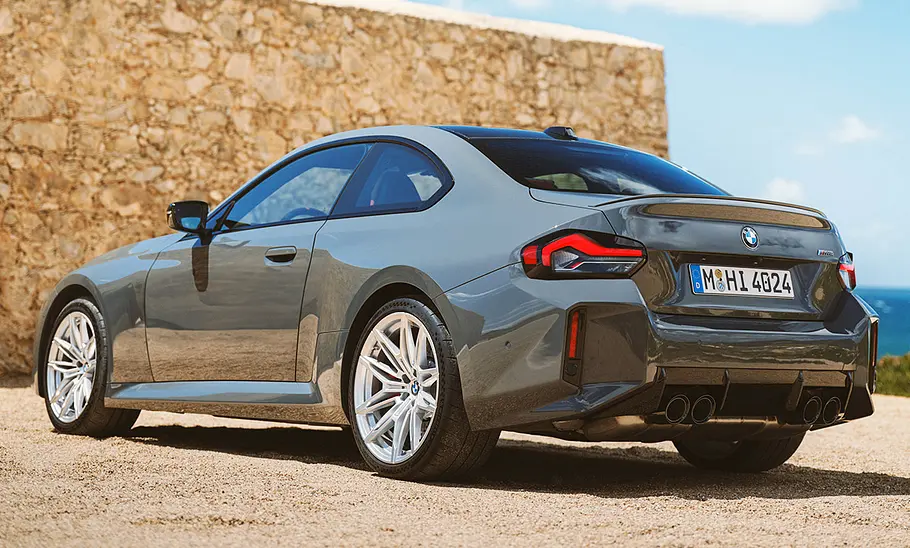 Das BMW M2 Facelift (2024) stehend von schräg hinten fotografiert.