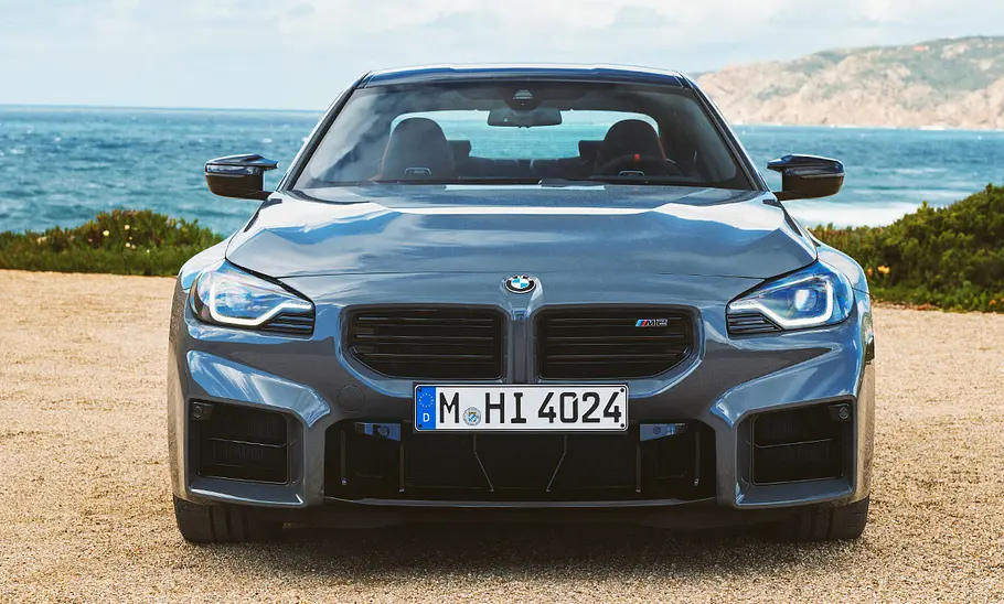 Das BMW M2 Facelift (2024) stehend von vorne fotografiert.