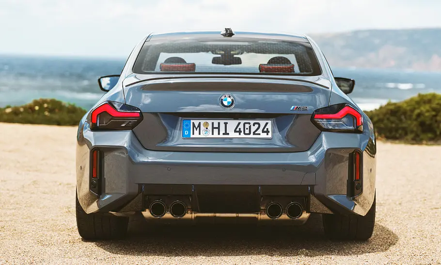 Das BMW M2 Facelift (2024) stehend von hinten fotografiert.
