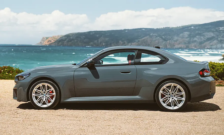 Das BMW M2 Facelift (2024) stehend von der Seite fotografiert.