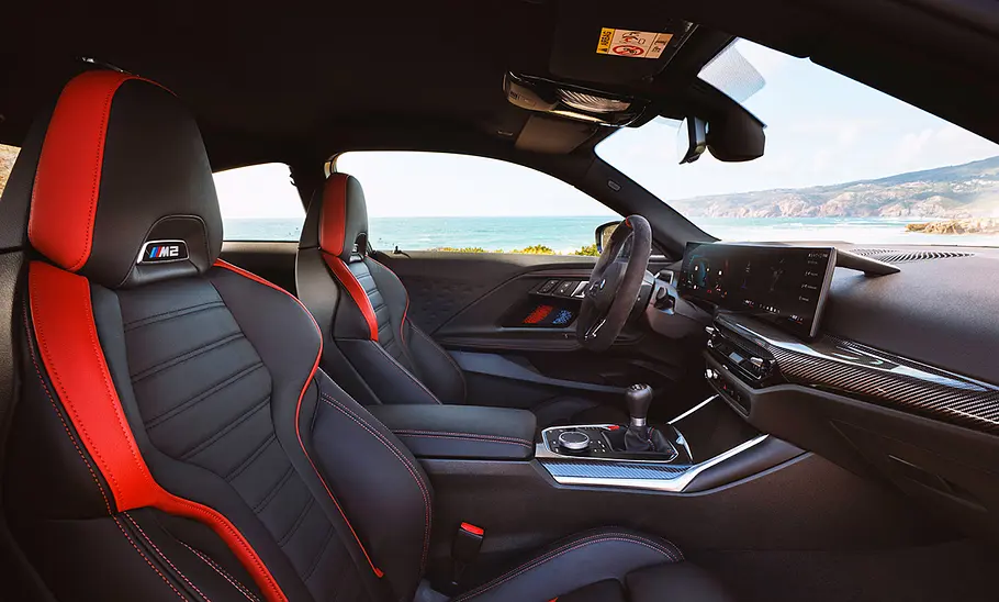 Die Vordersitze des BMW M2 Facelift (2024).