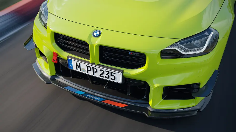 BMW M2 mit M Performance Track Kit Frontsplitter des BMW M2 mit M Performance Track Kit, fahrend fotografiert in ausgefahrener Position von schräg oben.