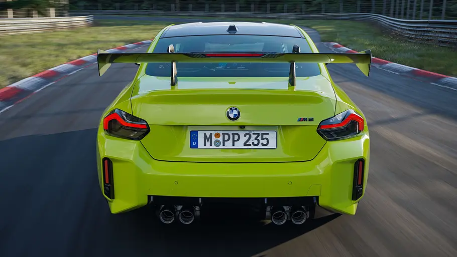BMW M2 mit M Performance Track Kit BMW M2 mit M Performance Track Kit, fahrend fotografiert von hinten.