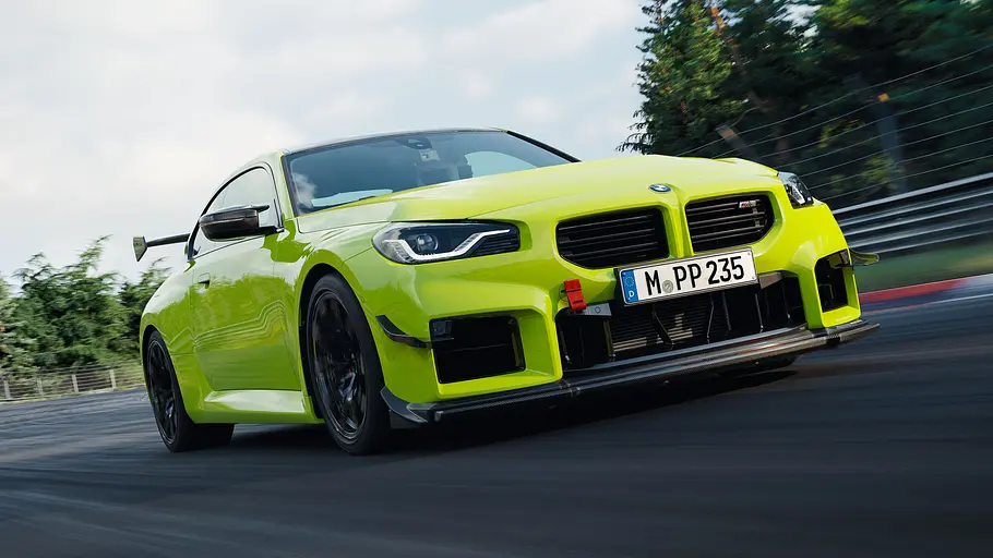 BMW M2 mit M Performance Track Kit BMW M2 mit M Performance Track Kit, fahrend fotografiert von schräg vorne.