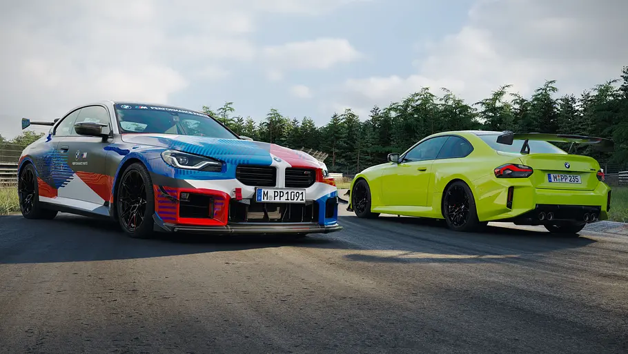 BMW M2 mit M Performance Track Kit Zwei BMW M2 mit M Performance Track Kit, fotografiert von schräg vorne und hinten.