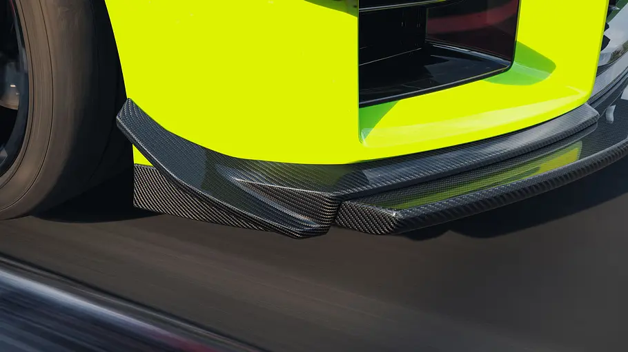 BMW M2 mit M Performance Track Kit Frontsplitter des BMW M2 mit M Performance Track Kit, fahrend fotografiert von schräg vorne.