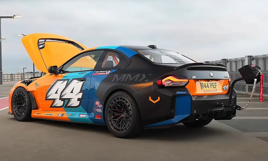 Blick von schräg hinten auf den BMW M2 von R44 Performance.