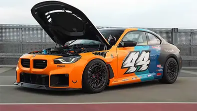 Blick von schräg vorne auf den BMW M2 von R44 Performance. - Foto: R44 Performance via YouTube