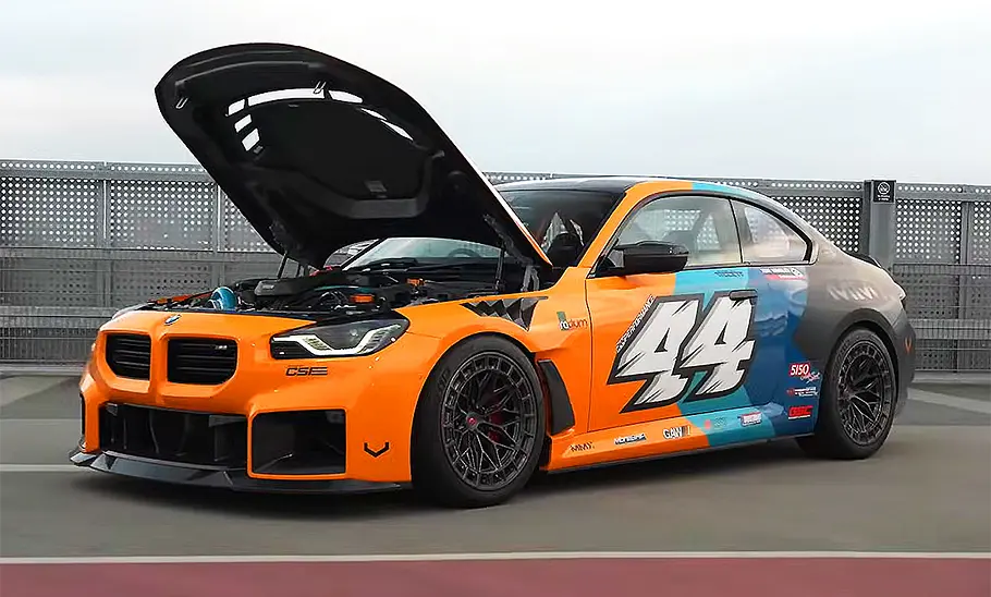 BMW M2 von R44 Performance Blick von schräg vorne auf den BMW M2 von R44 Performance.