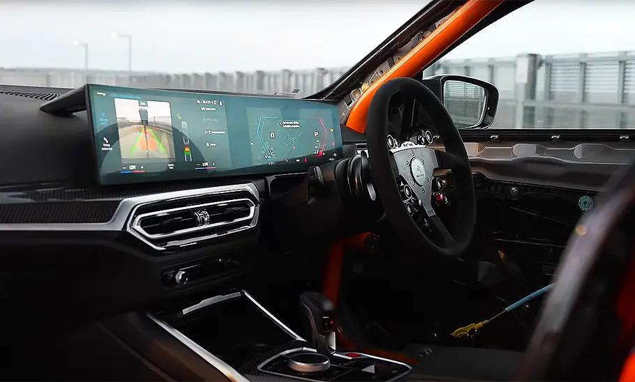 BMW M2 von R44 Performance Blick auf die Armaturen im Innenraum des BMW M2 von R44 Performance.