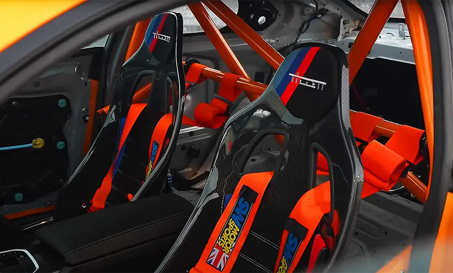 BMW M2 von R44 Performance Blick auf die Carbonsitze im Innenraum des BMW M2 von R44 Performance.