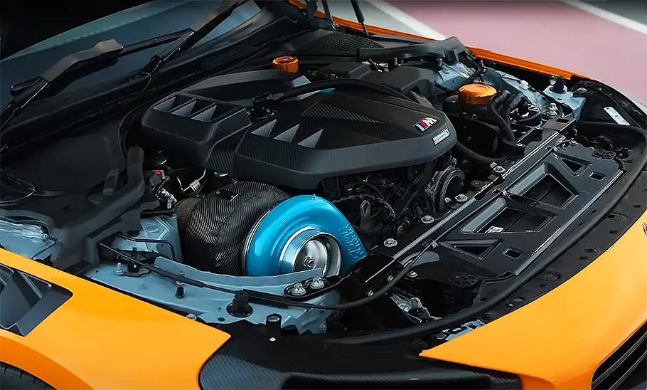 BMW M2 von R44 Performance Blick in den Motorraum des BMW M2 von R44 Performance.