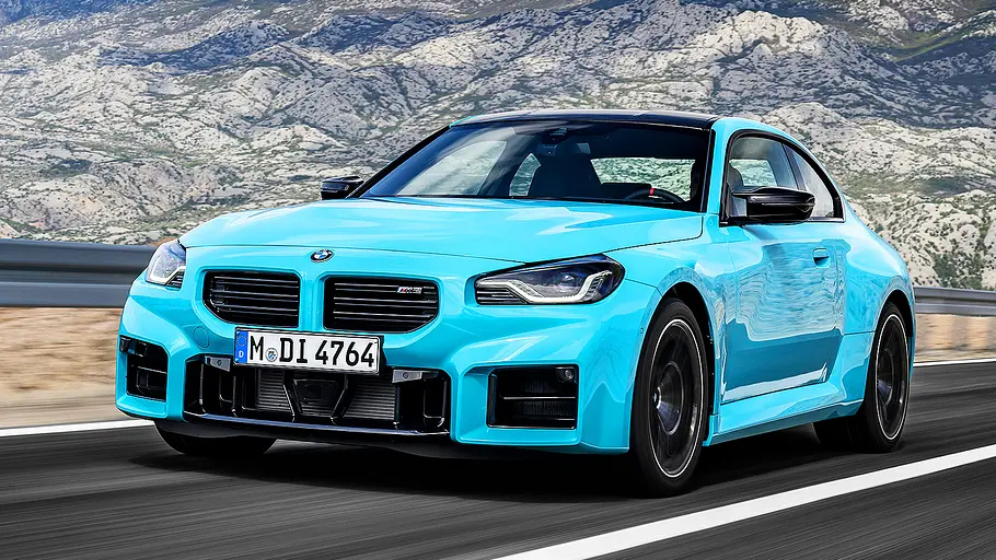 Blick von schräg vorne auf den fahrenden BMW M2 xDrive.
