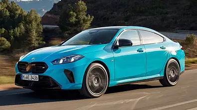 Das BMW M235 xDrive Gran Coupé (2025) fahrend von schräg vorne fotografiert. - Foto: BMW