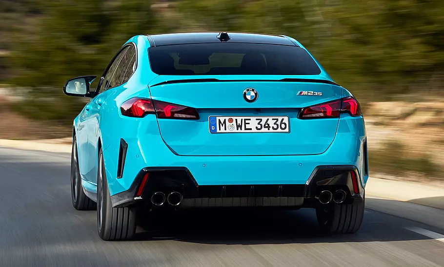 BMW M235 xDrive Gran Coupé (2025) Das BMW M235 xDrive Gran Coupé (2025) fahrend von schräg hinten fotografiert.