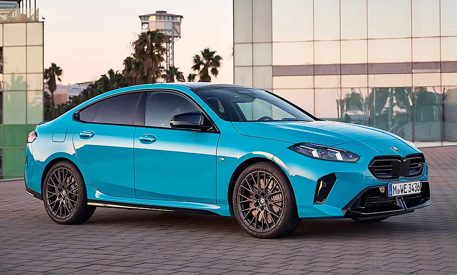 BMW M235 xDrive Gran Coupé (2025) Das BMW M235 xDrive Gran Coupé (2025) statisch von schräg vorne fotografiert.