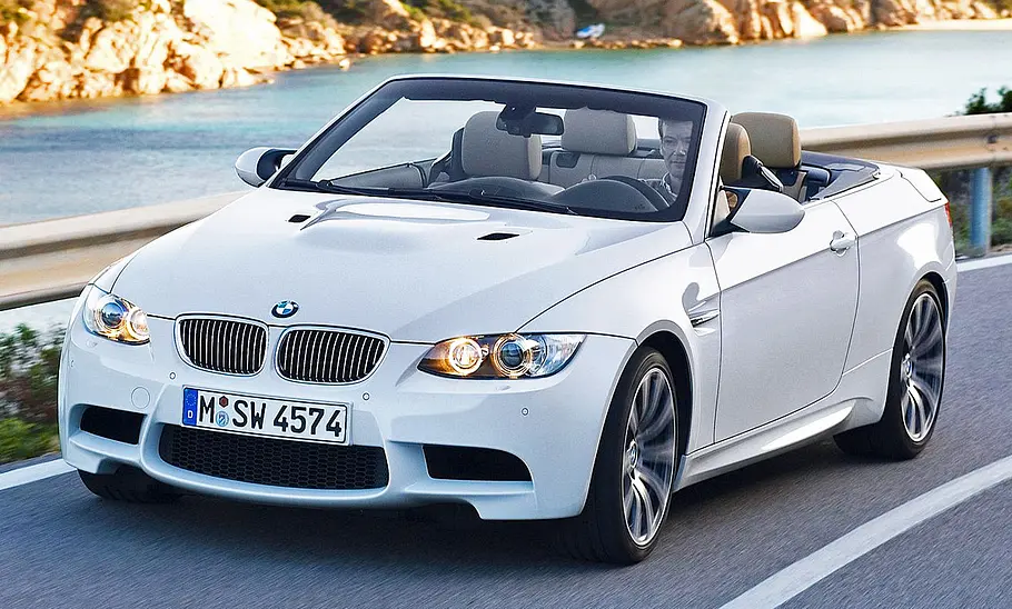 Das BMW M3 Cabrio fahrend auf einer Straße.