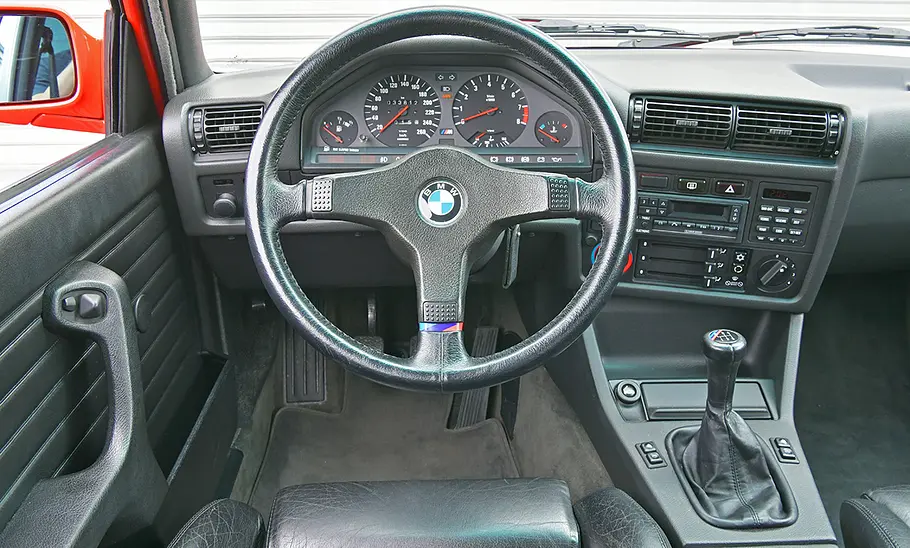 BMW M3 (E30) Das Cockpit des BMW M3 (E30).