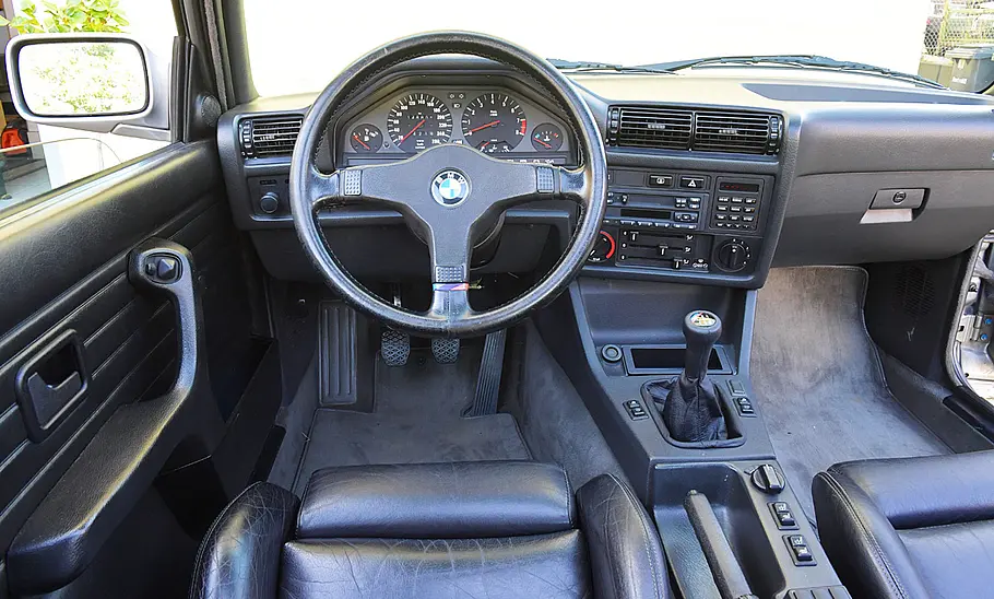 Das Cockpit des BMW M3 E30.