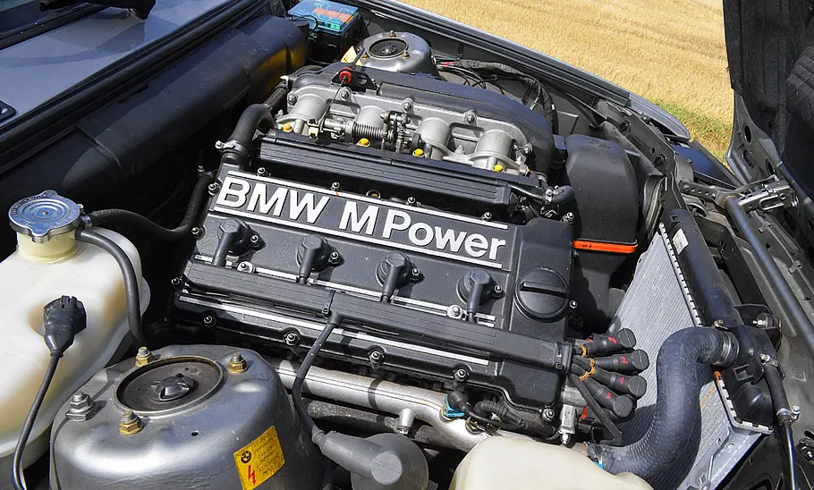 Der Motor des BMW M3 E30.