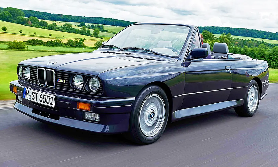 Das BMW M3 Cabrio fahrend von vorne.