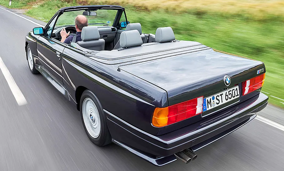 Das BMW M3 Cabrio fahrend von hinten.