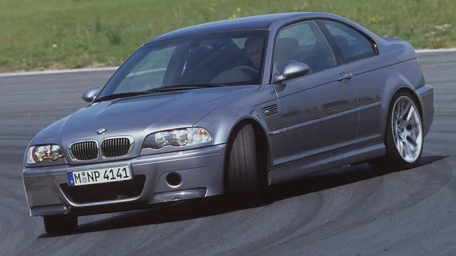 Der BMW M3 CSL fahrend von schräg vorne.